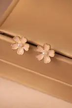 夏用 ピンク桜モチーフの小型イヤリング【簡約デザイン・フラワー・耳穴不要】