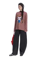 黒いスタッズ付きカーブパンツ