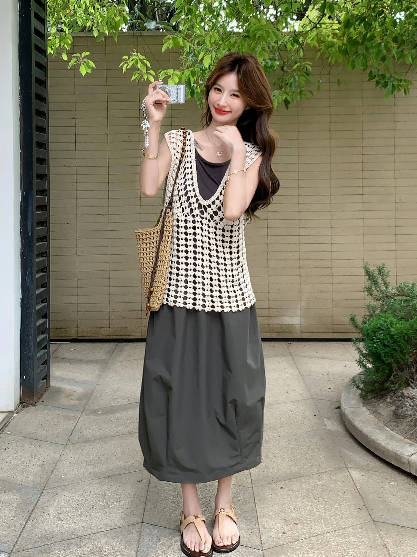 私服で夏を楽しむには、韓国風のレース編みベストと花柄スカートがおすすめ？
