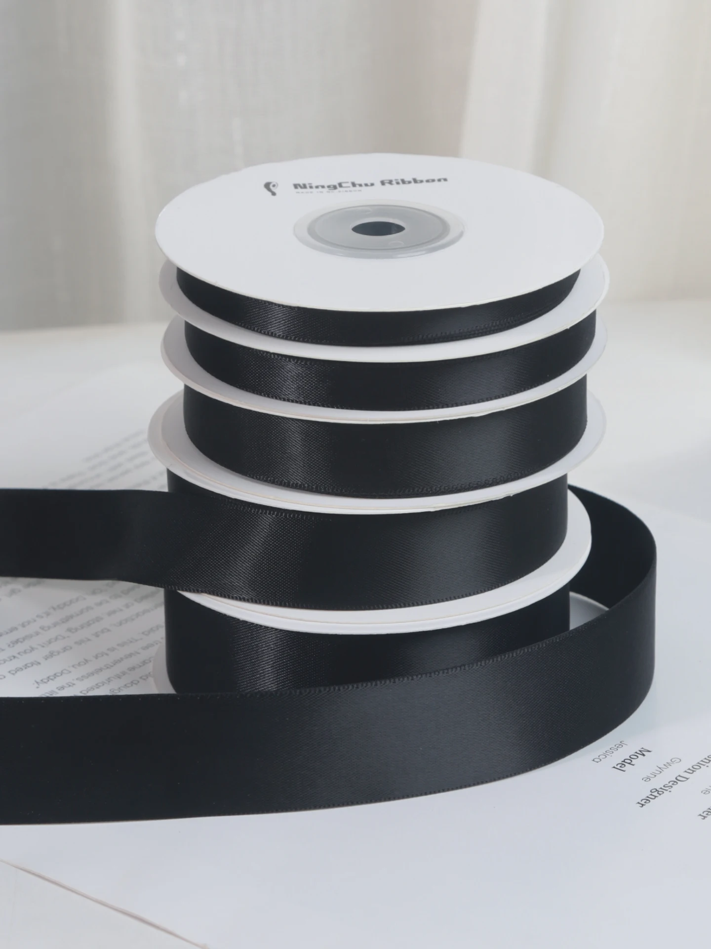 黒色リボンデザインのDIYギフト包装用リボン：おしゃれな包み方の実用ガイド