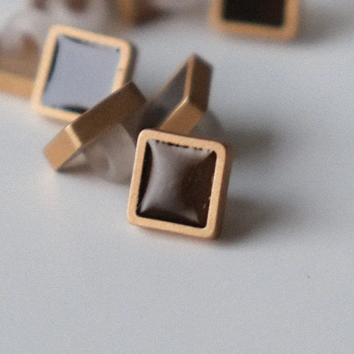 金銅縁デザインの深茶色ブラックボタン【イギリス製・8mm】