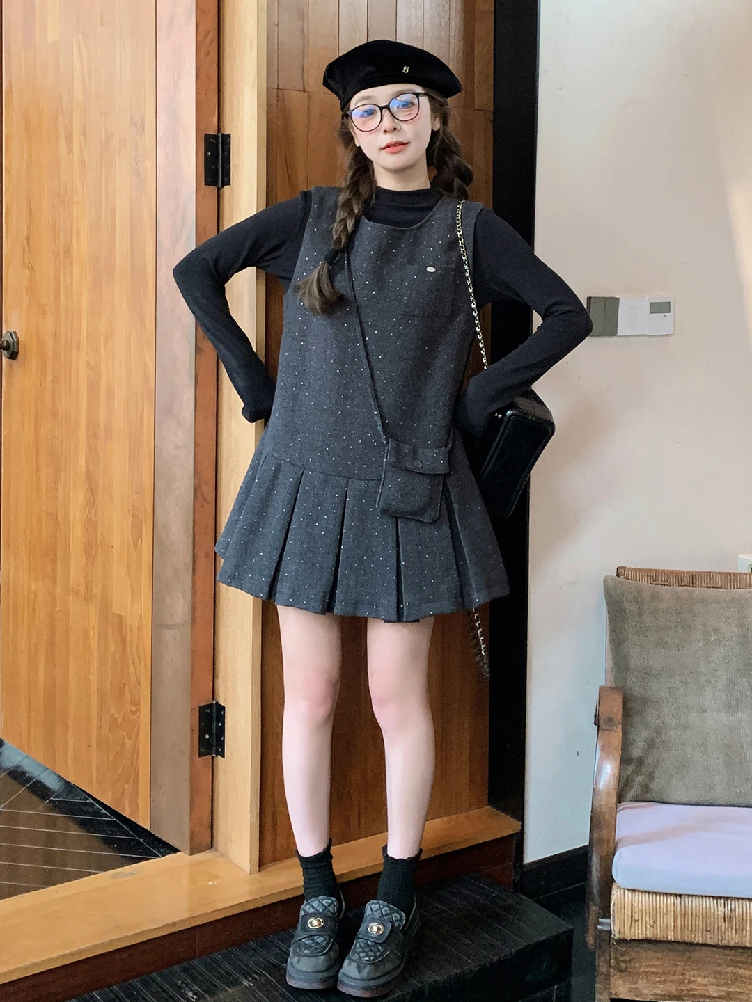 グレーのラメ付きノースリーブワンピース：骨格診断似合う服で選ぶべきスタイルの実証