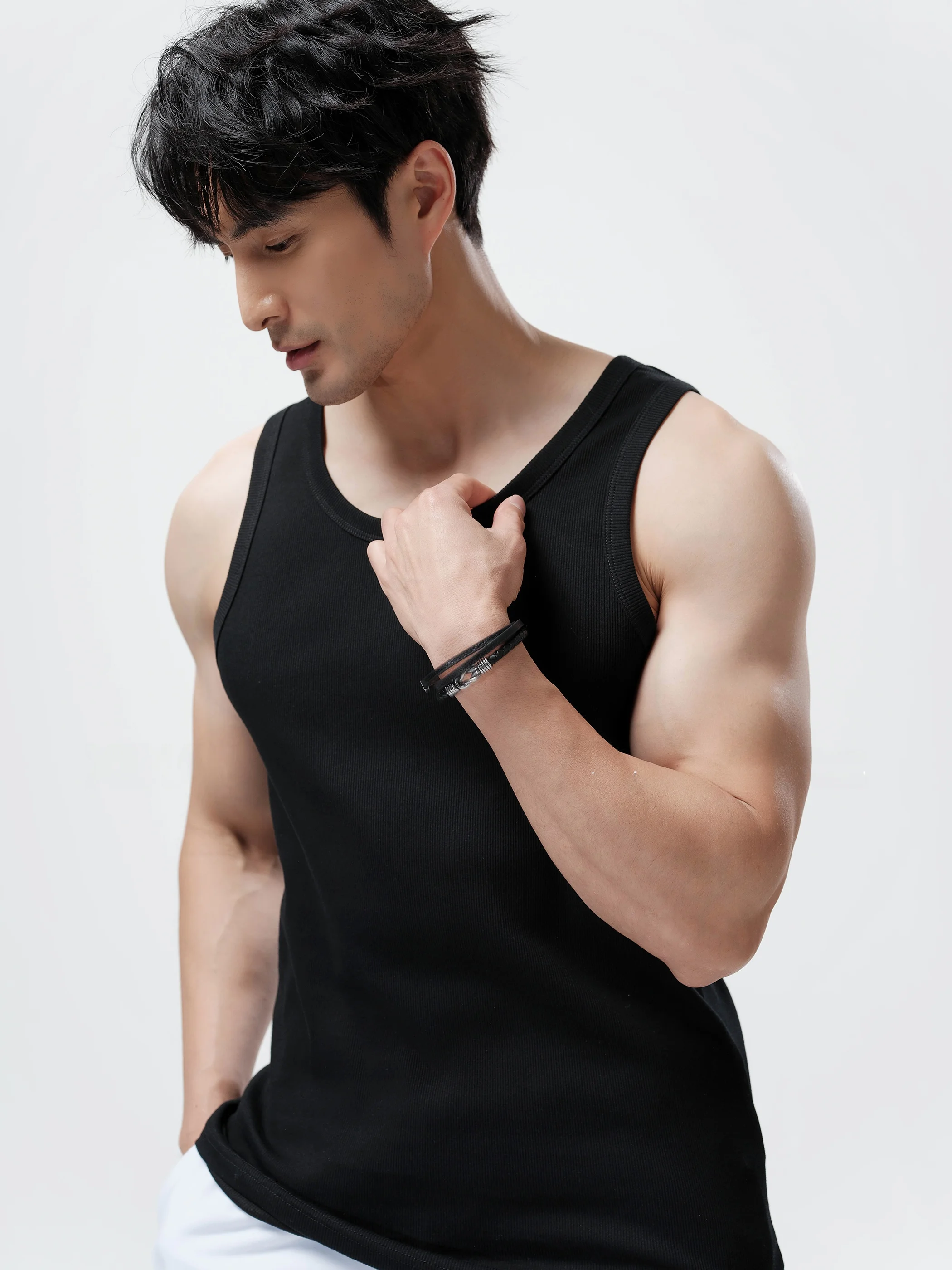 細身男子が夏をどう過ごすか？アイス感覚のリブコットンTシャツが解決する悩みとは