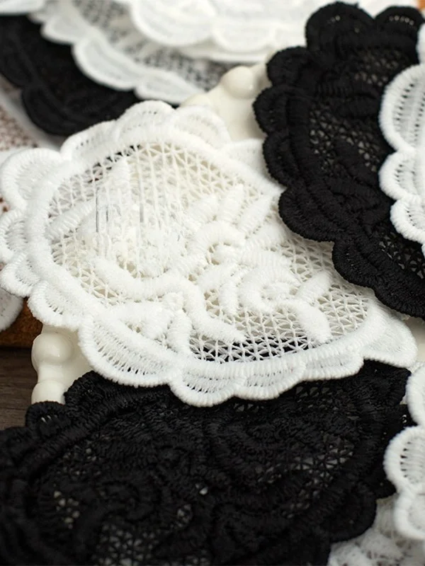 オーバル型刺繍布パッチ ブラック＆ホワイトレース小花 ハンドメイド装飾の使い方と実用性