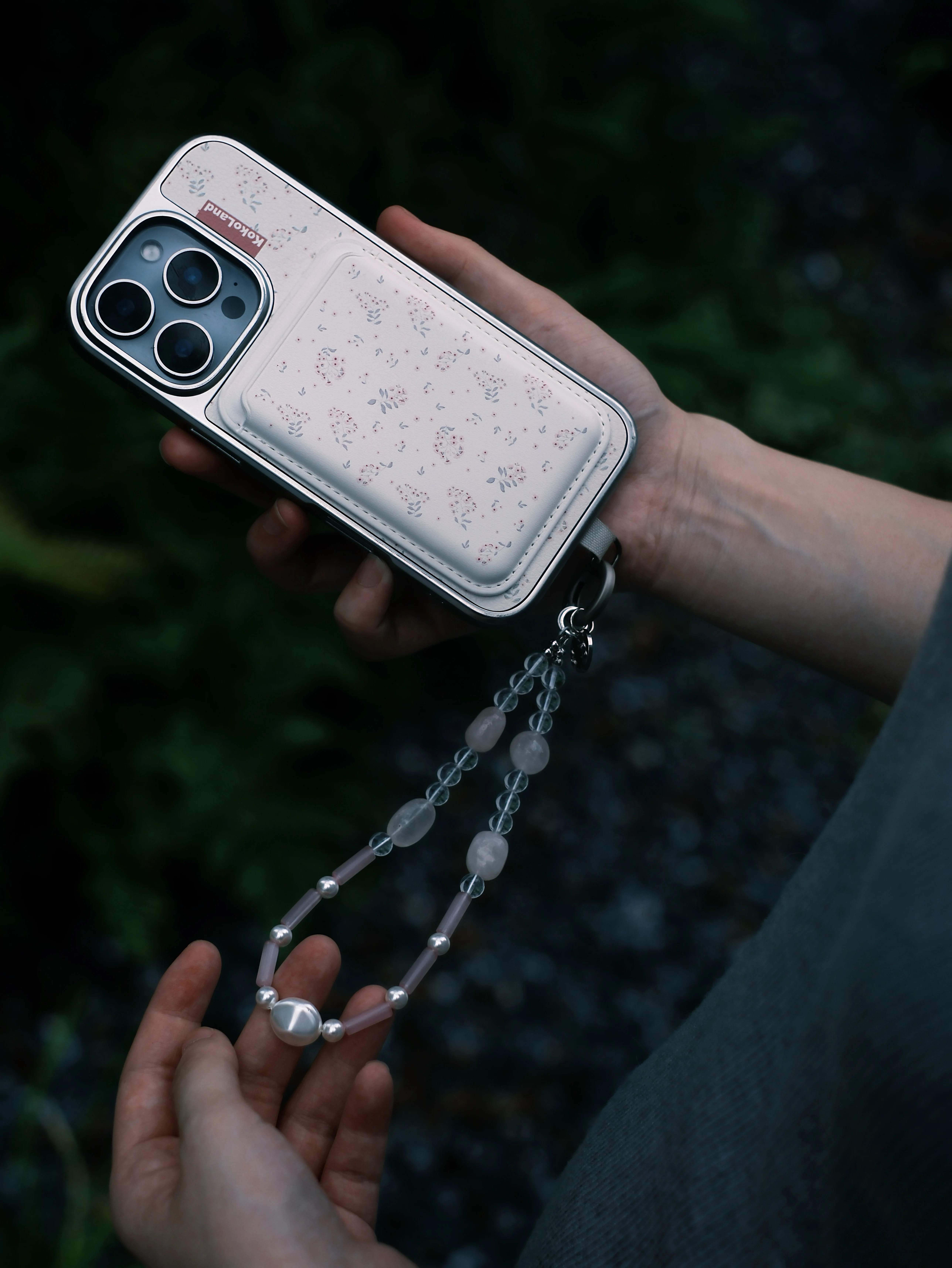 フラワーデザインのマグネットフルカバー iPhone用：スマホカードケースの貼り付け方法と実用性