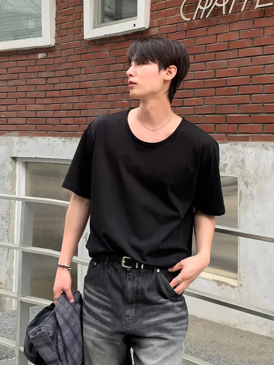 シンプルなデザインのメンズ半袖Tシャツ【フィット・大きめのクルーネック・夏用】