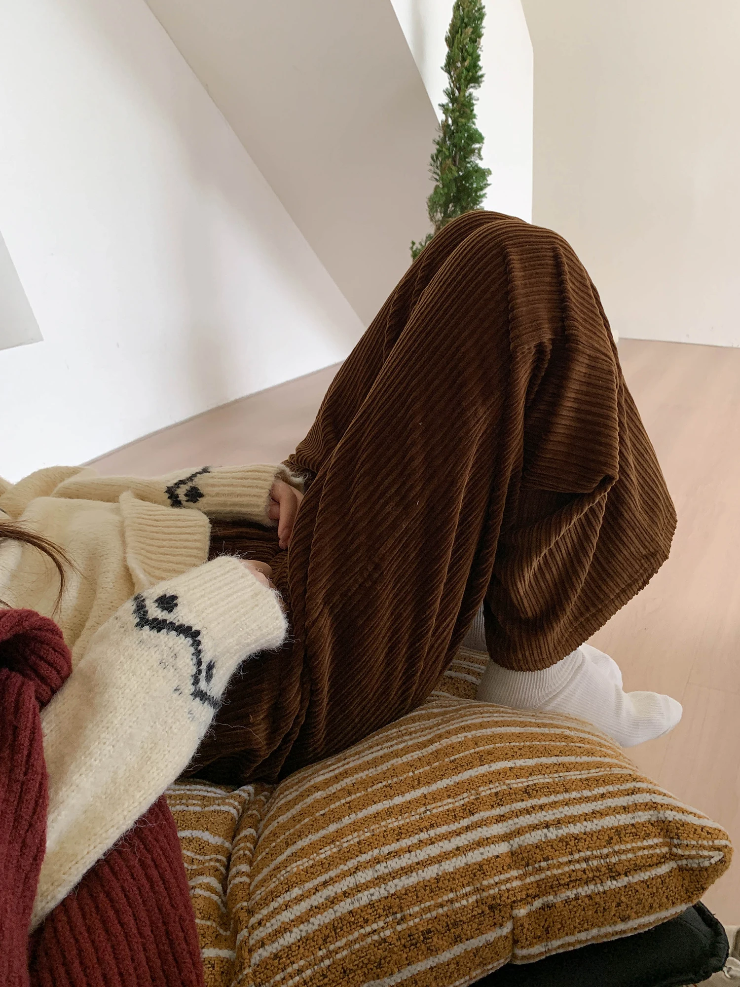 アフタヌーンティー コーデ パンツで悩むなら、このコーディロイパンツが救いになる？