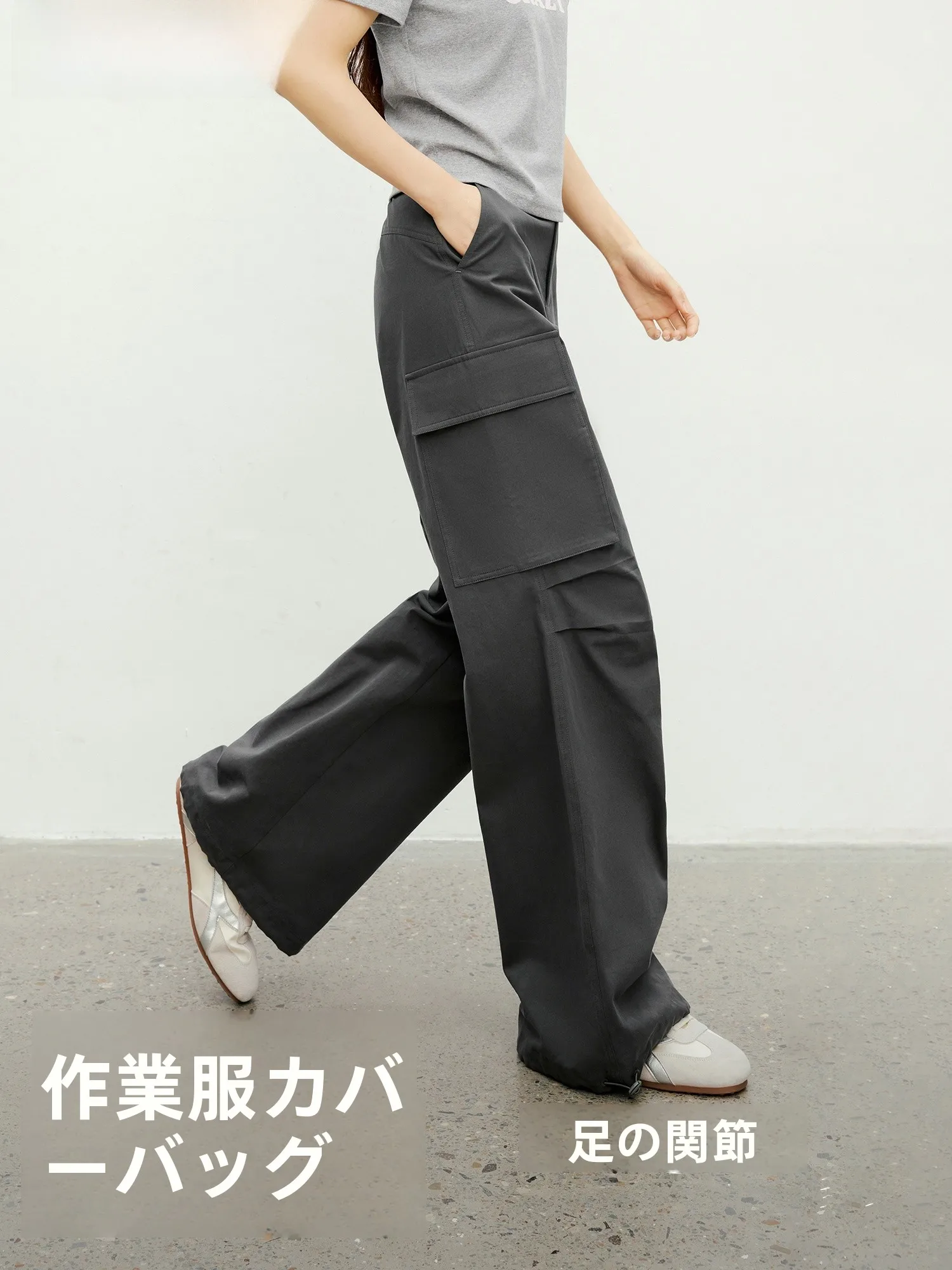 工装風カジュアルパンツ：伸縮ウエストとひねりプリーツで女性のシルエットをアップ