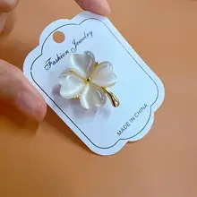 猫目石のクローバーブローチ【シンプルデザイン・可愛い・防止クリップ付き】