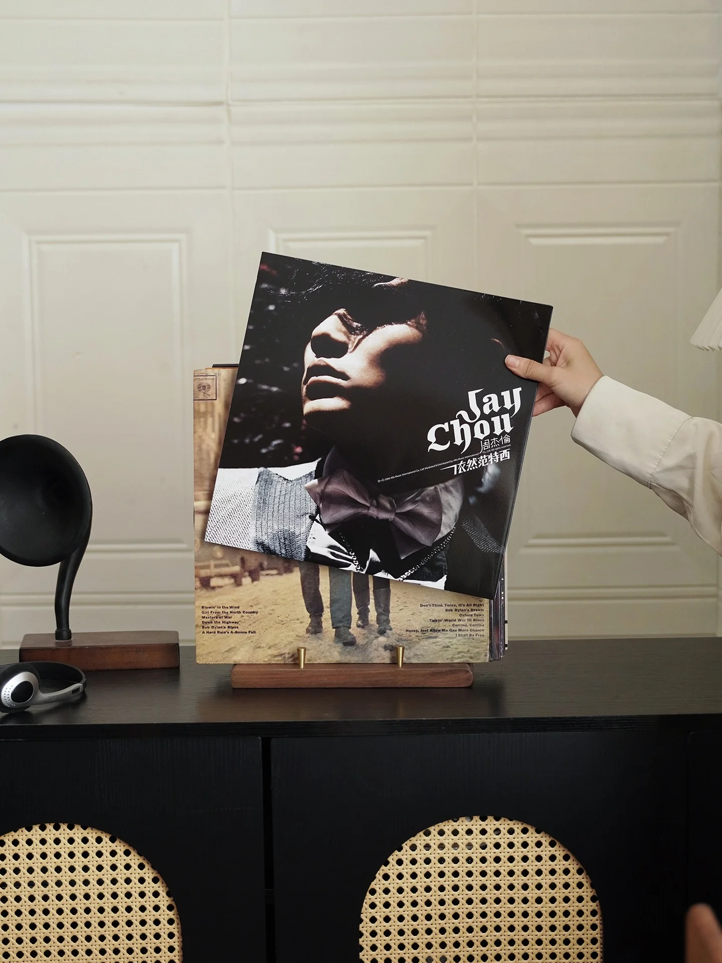 レコード台を選ぶべき理由は？実は「飾り」が本物の音楽ライフを創る