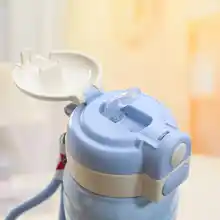 二通りの飲み方が可能なステンレス製保温ボトル【ストロー付き・学生向け・提げひも付き】