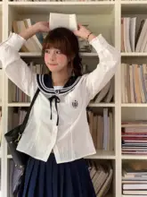 学院風の秋用コーディネート【ネイビーカラーの衿付き白シャツとプリーツスカート】（セットアップ対応）