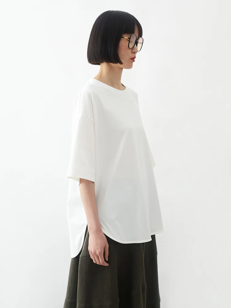 きれいめコーデの基本アイテムとしての三色アシンメトリックカットTシャツ
