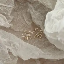 パールフラワーイヤリング【925銀針・シンプルで上品・軽量デザイン】