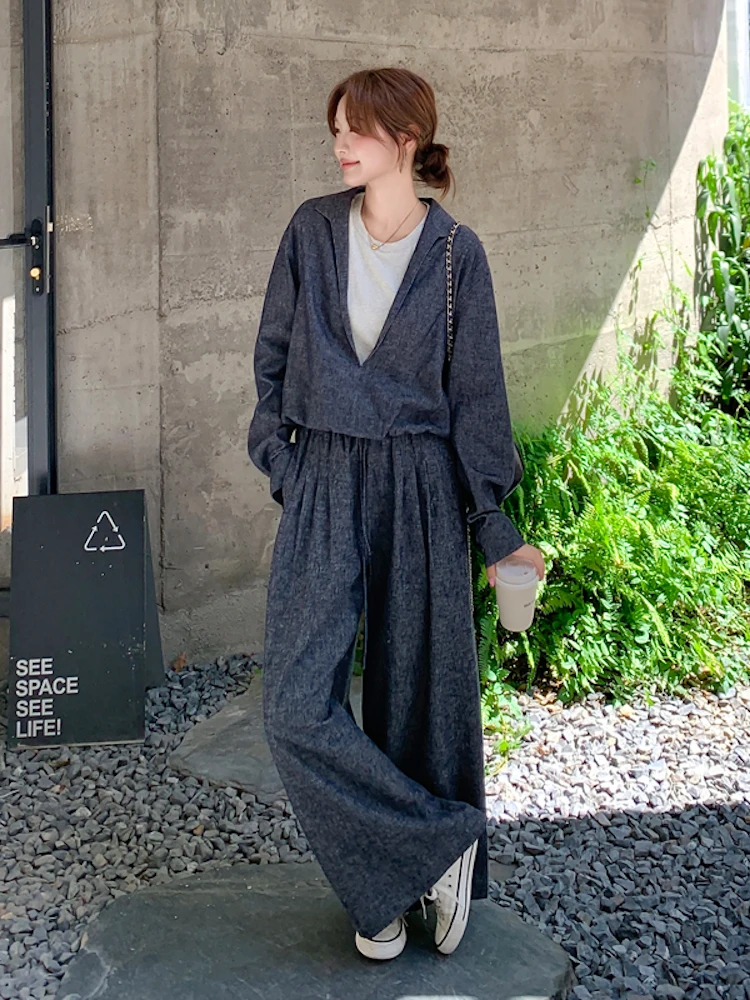 40代の女性にぴったりなカジュアルデニムコーデは、紺色のワイドパンツとトップスのセットで決める？