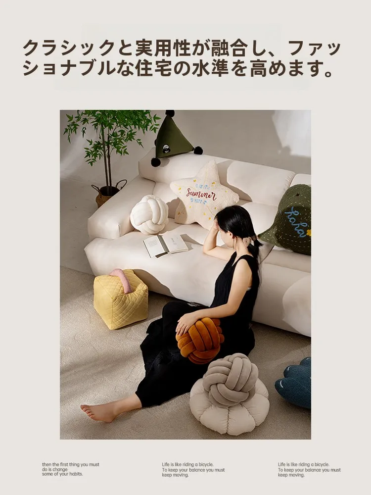 リビングのアクセント小物にどんなアイテムがおすすめ？結び目デザインのクッションで空間を彩る