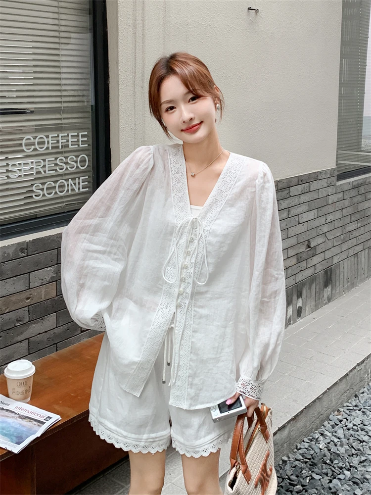 気温30度で涼しい服装としての白色の防晒シャツとショートパンツセットの実用性