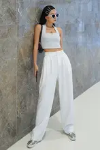ハイウエストでドレープ感のある秋の白いゆったりとした着痩せ効果のある服