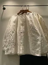 春夏向けの花柄刺繍入りコットン長袖シャツ【ゆったりとしたクルーネック・シングルボタンダウン】