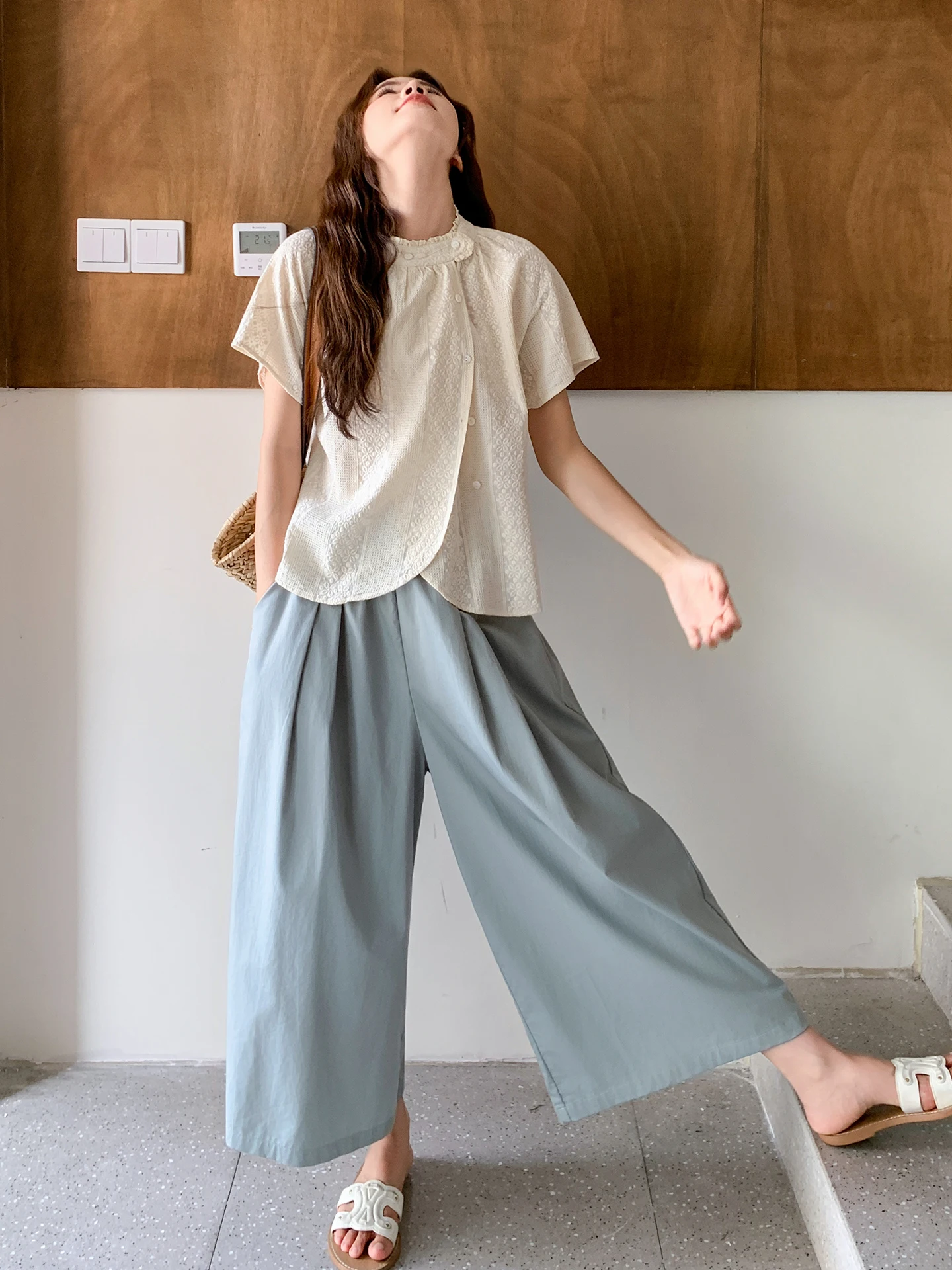 1週間コーデ 着回しで失敗しない方法は？美しい柄のショートスリーブシャツとワイドパンツのスタイリッシュセットが答えになる