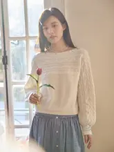 横向きツイストデザインのオフショルダーゆったりニット
