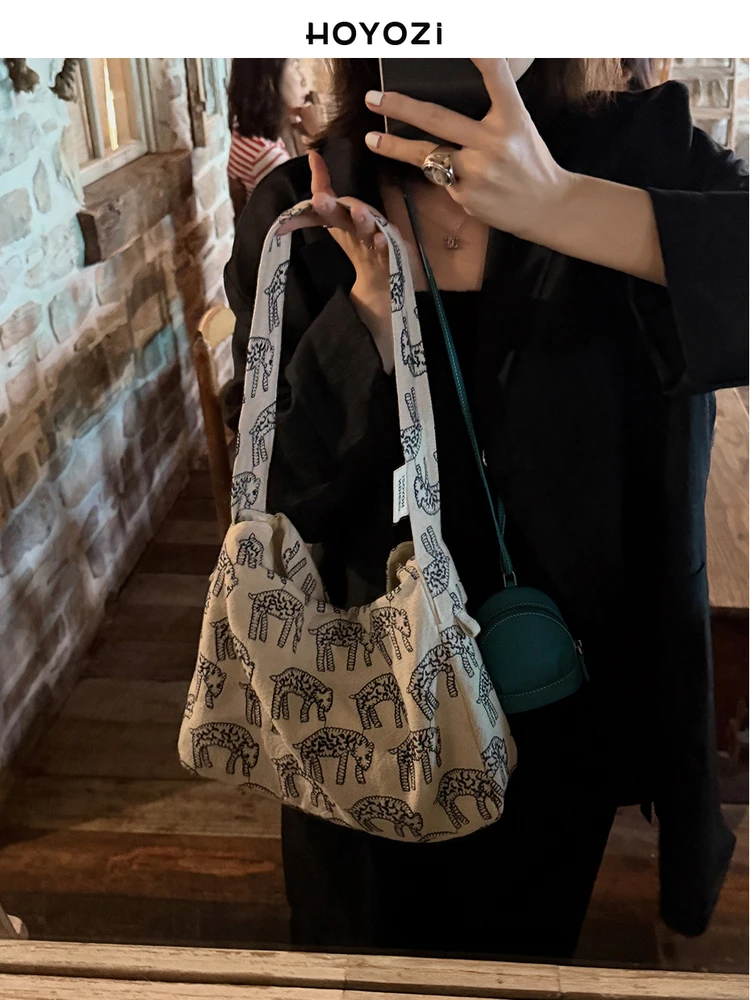 キャンバス刺繍の女性用サイドバッグ：キャリーバックにつけるバックの実用性とデザインのバランス