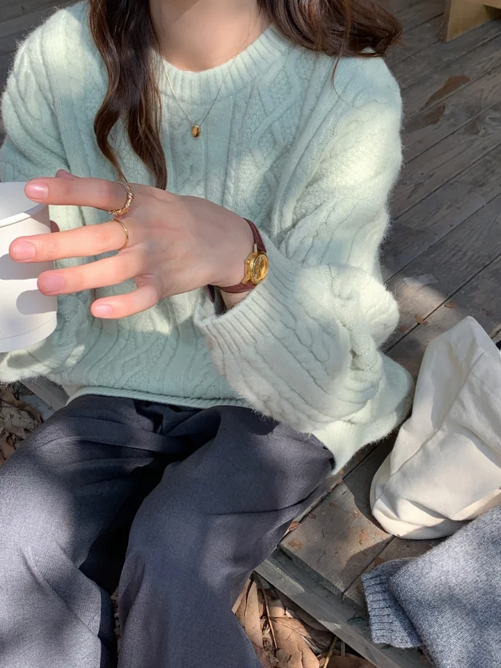 ミントグリーンのゆったりとしたニットセーター【秋冬用・麻花編み・ラウンドネック】
