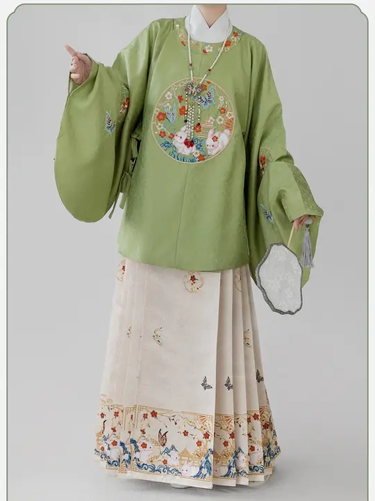 刺繍入りラウンドネック琵琶袖の女性用漢服【春夏用・花槿デザイン】（セットアップ対応）