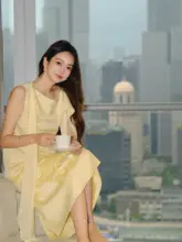 流れるデザインのフリンジ付きトップスとイエローのハーフスカート【ビジネスパーティー・ドレスアップ用・個性的なスタイル】（セットアップ対応）