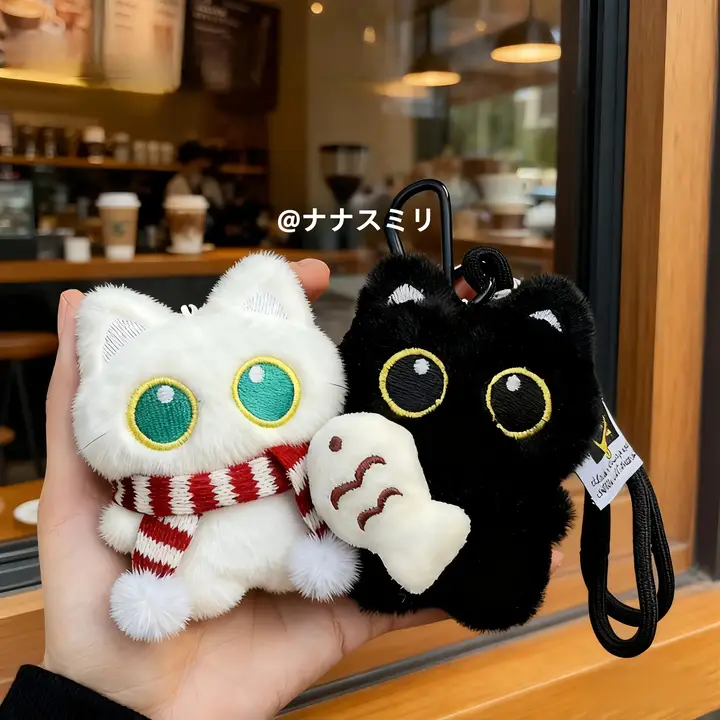 かわいい大きな目の黒猫ぬいぐるみ【魚を抱きしめて・カップル用・アップル型キーホルダー】