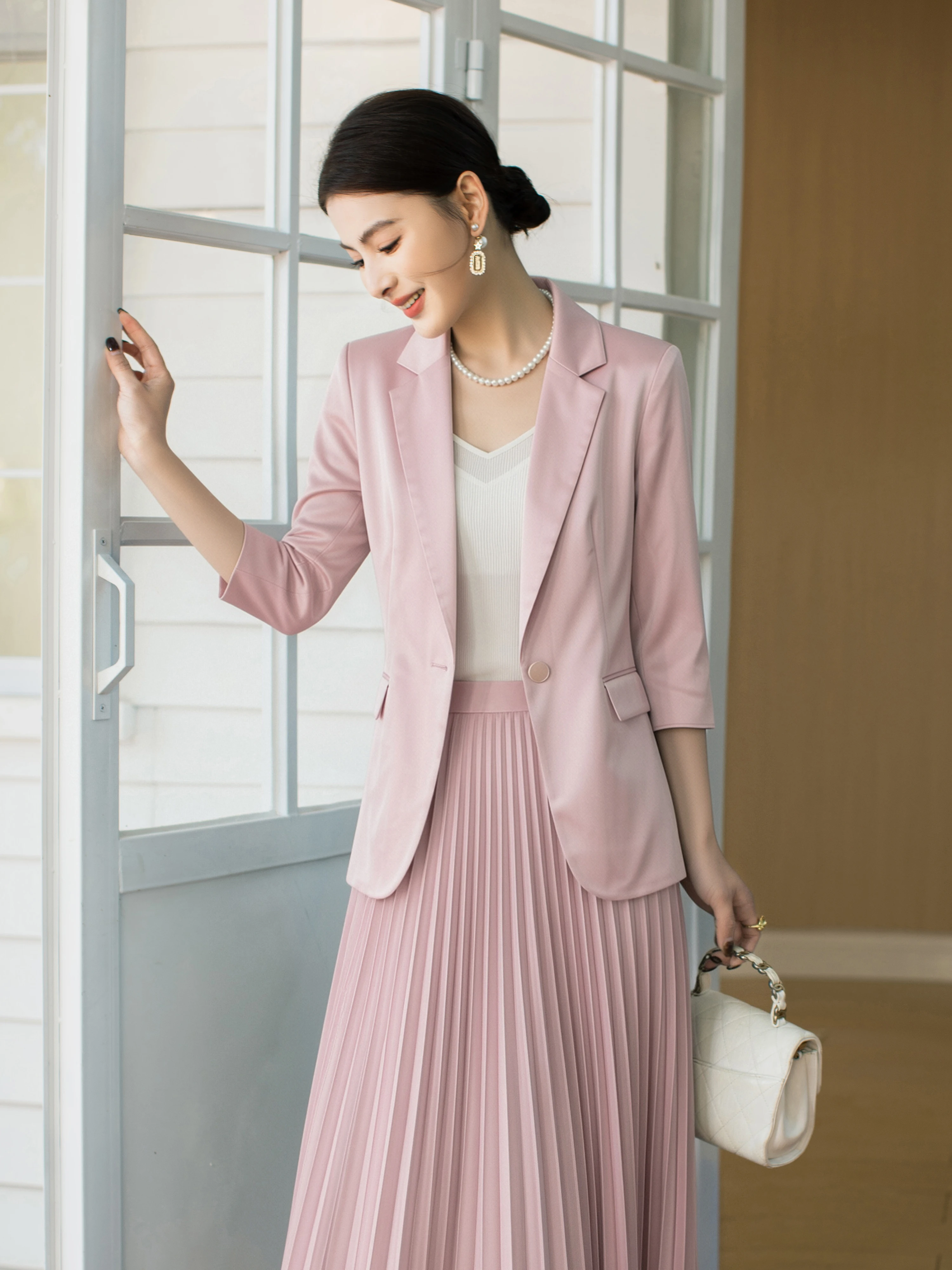 30代の忘年会に着る服は？甘美なピーチピンクのセットアップが解決するリアルな悩み
