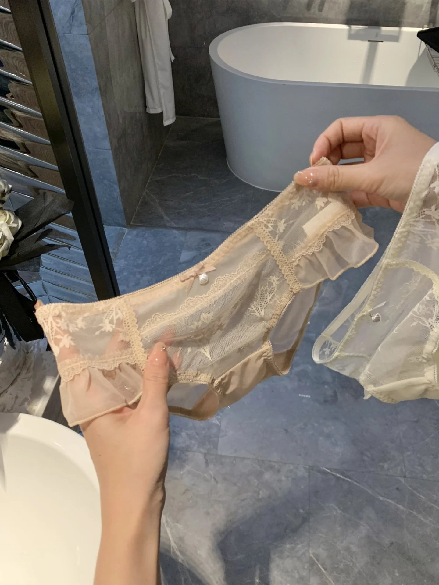 レースメッシュフリルショーツ：透け感と通気性を兼ね備えた女性向け低腰デザイン