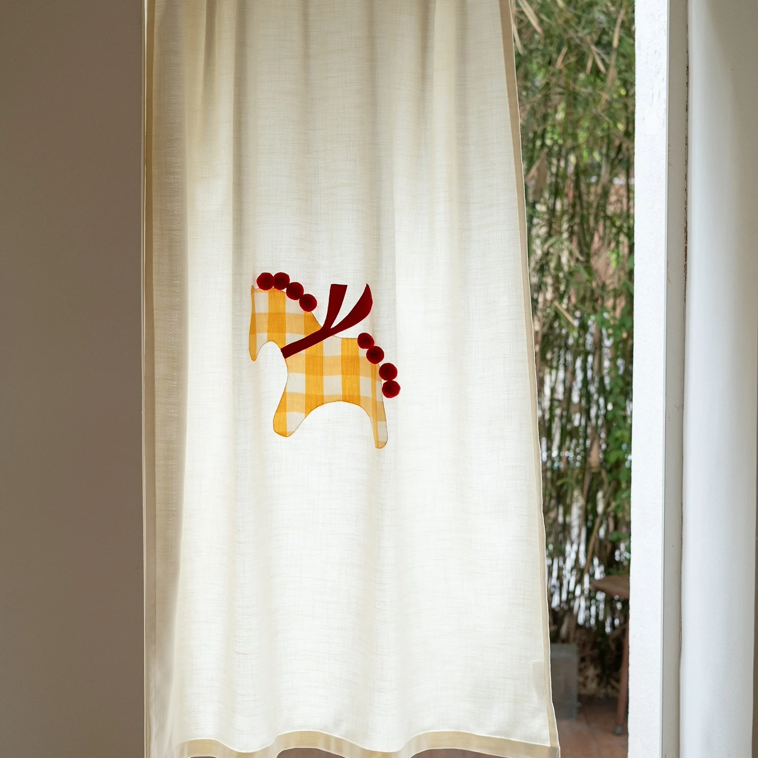 手作り布絵刺繍付きカーテン：可愛いフワフワボールデザインで空間を彩る