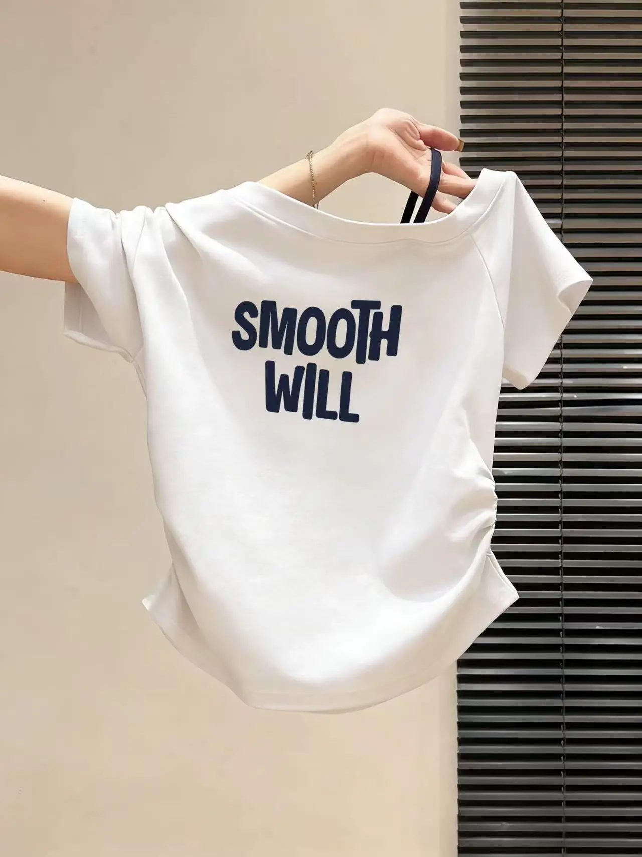 カットオフTシャツ：プリント斜領デザインの夏用オフショルダーTシャツはどのような特徴を持つのか