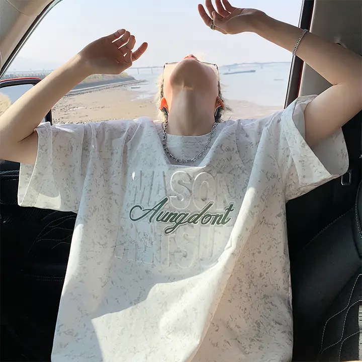 アメリカンスタイルのロゴ付き半袖Tシャツ【夏用・ゆったりフィット】