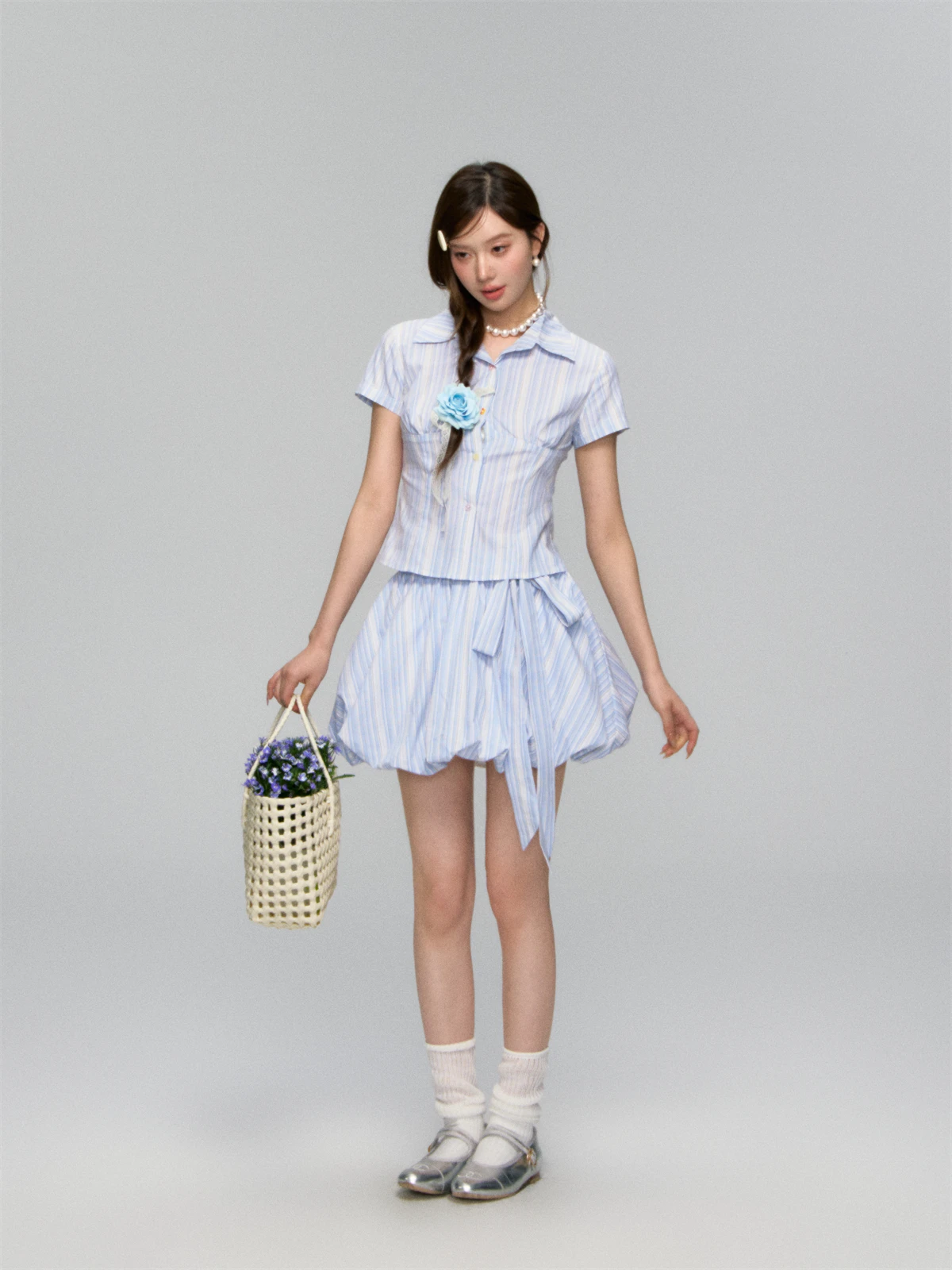 夏っぽい服ってどう選ぶ？ストライプとフラワーリボンが融合したセットアップが、なぜ今夏の定番になっているのか