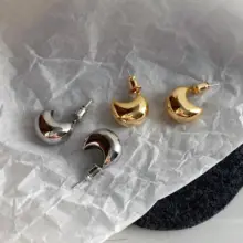 ゴールド水滴デザインのイヤリング【S925純銀製・ハーフムーン・軽やかさ】