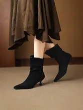 尖ったデザインの黒いショートブーツ【細いヒール・スエード素材・秋冬向け】