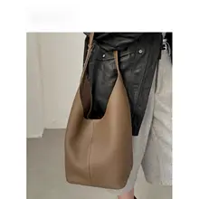 ミニマリズムデザインのレトロ風本革トートバッグ【大容量・秋冬用・シンプルデザ イン】（セットアップ対応）