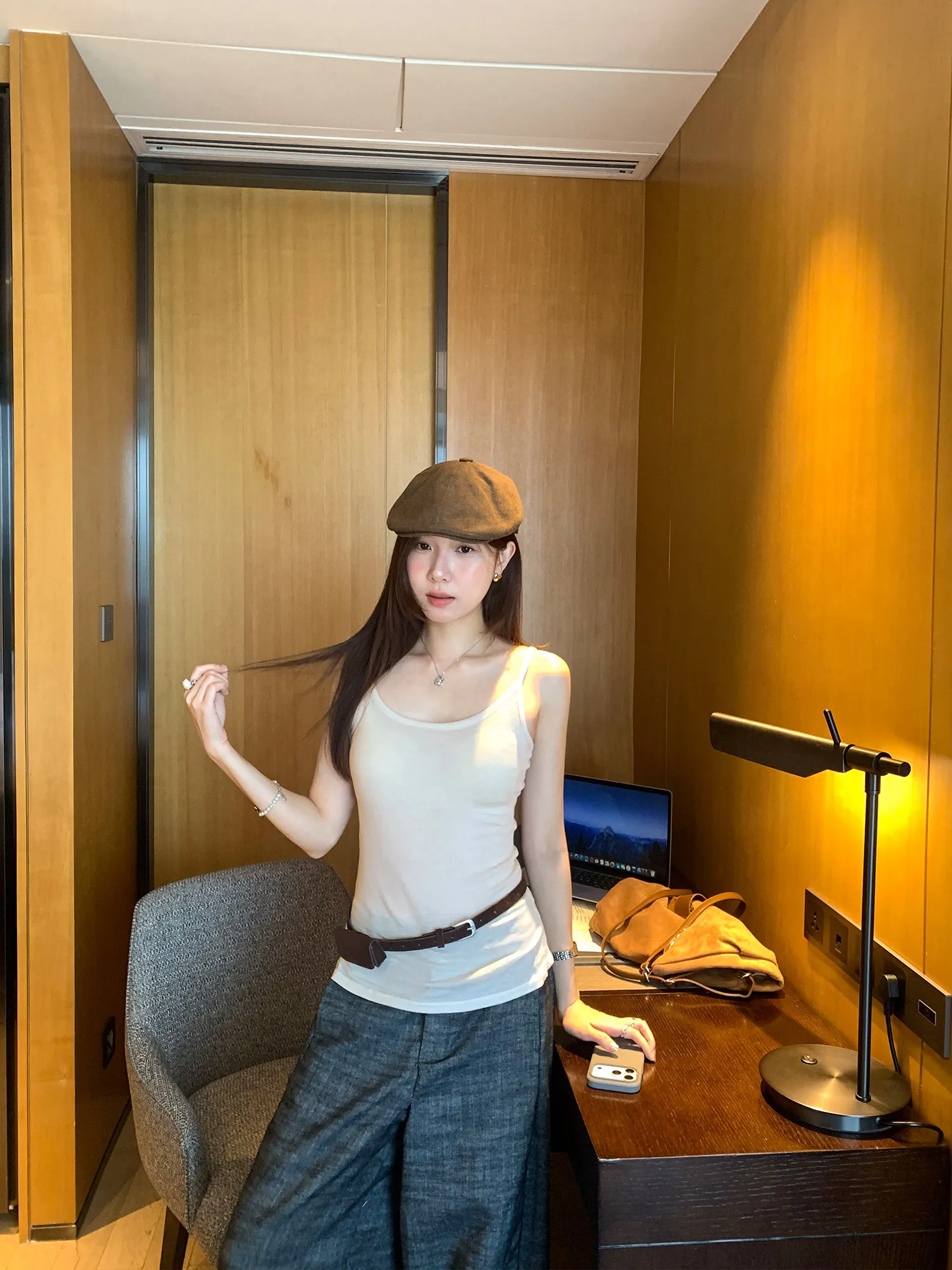 微透けキャミソールで夏のナチュラルコーデを実現：レディース修身タイプの柔らかさと肌触りのバランス