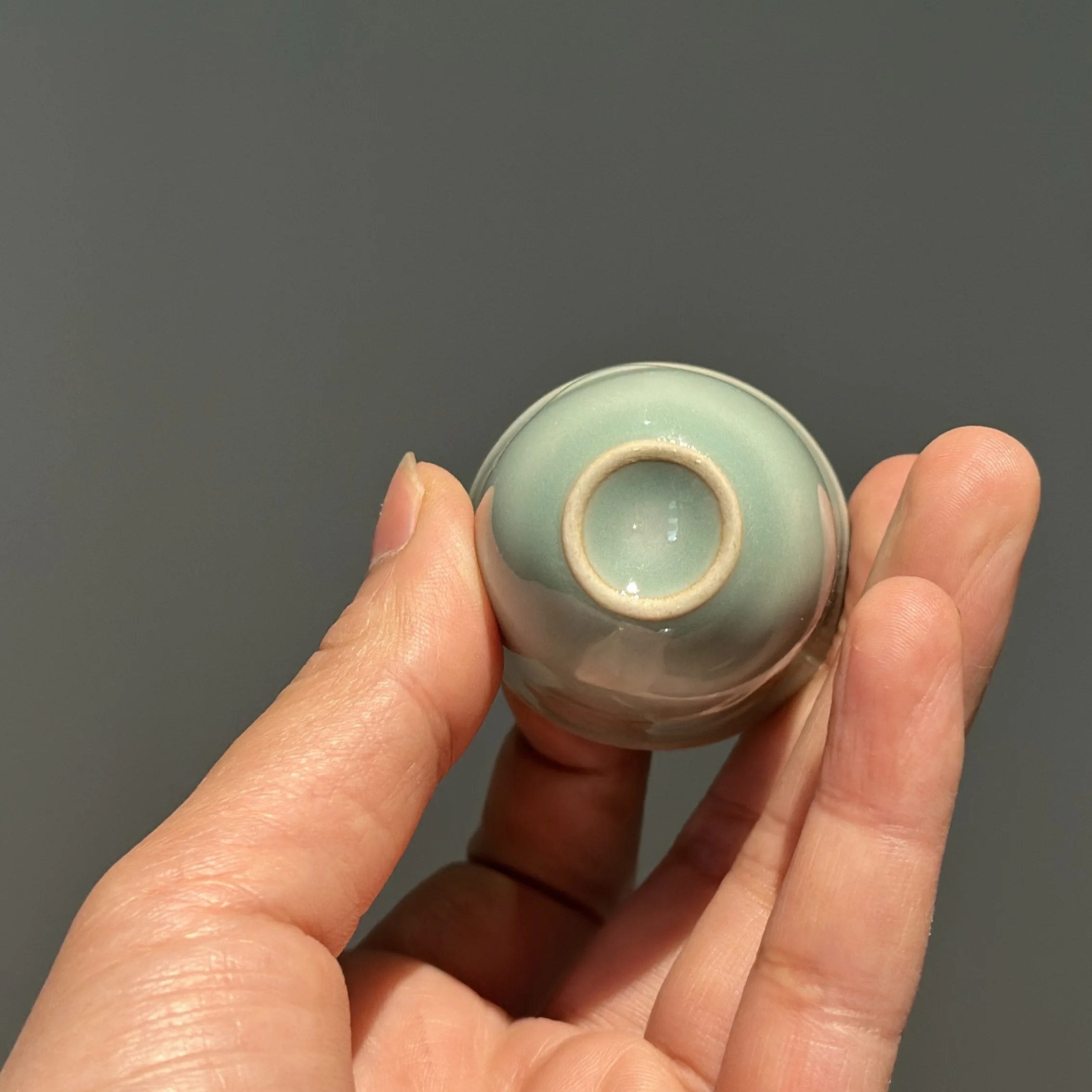 龍泉青瓷黄釉茶杯：中国铁道主题明刻设计的复古瓷质体验