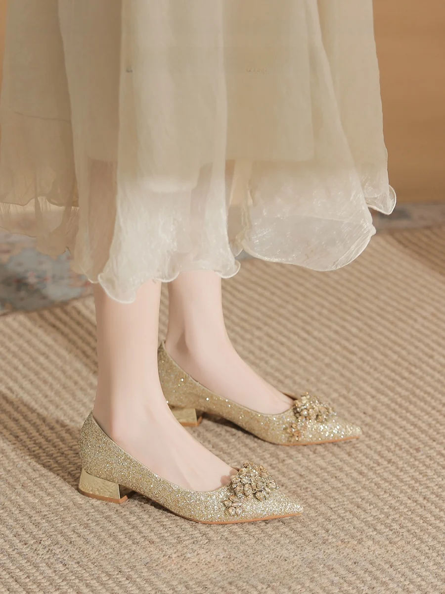 結婚式にローファーを履くべきか？華やかな水晶装飾が決めるスタイルの転換点