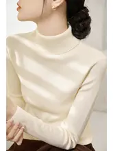高級感あるウール製浅いグレーのタートルネックニットセーター【冬用・長袖・フィットデザイン】（セットアップ対応）