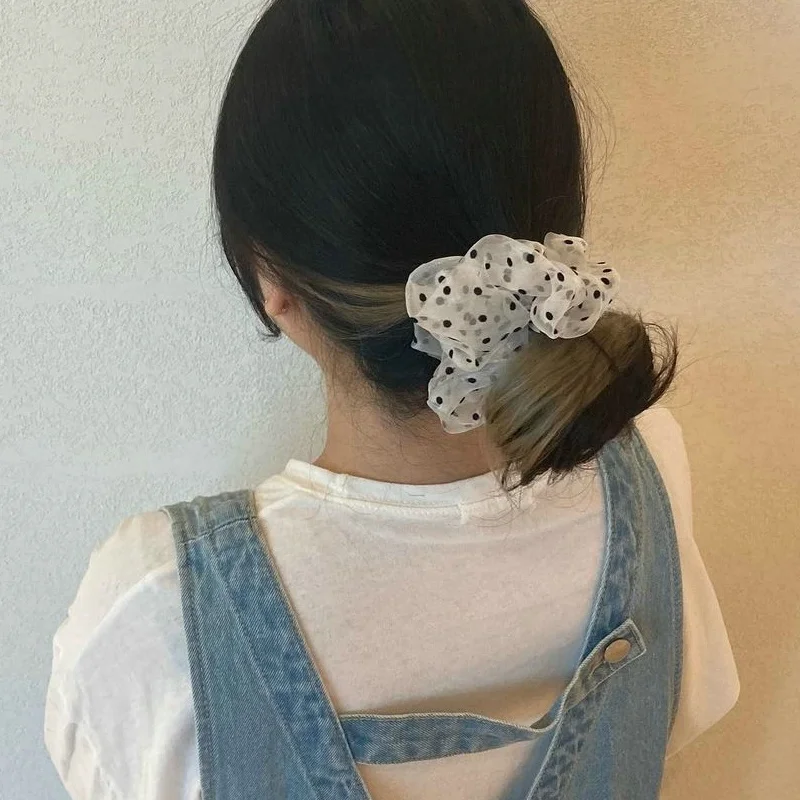 優雅なチュールドットヘアゴム：日韓風アレンジで女性らしさを演出するシンプルな固定法