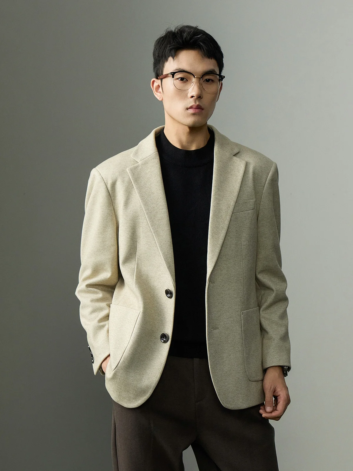 10度の服装 メンズ で失敗しないコーデは？重厚感のあるウールブレンドスーツジャケットが解決する