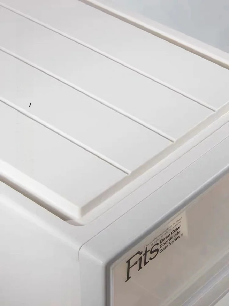 奥行きのあるクローゼット収納にぴったり？透明プラスチック製引き出しボックスの選び方と活用法
