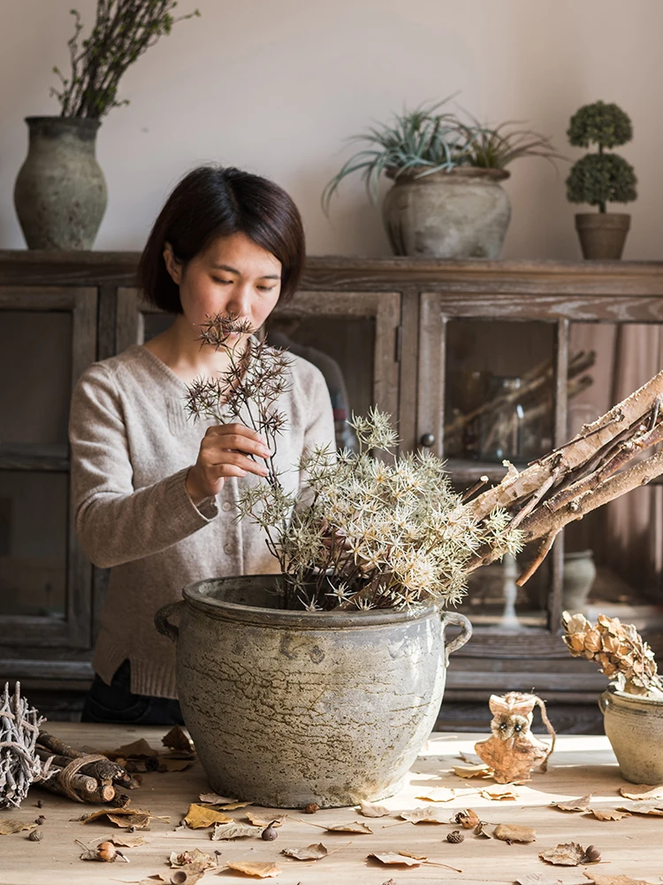 粗陶製の花瓶：boho インテリアに合うヴィンテージ風のデコレーションアイテム