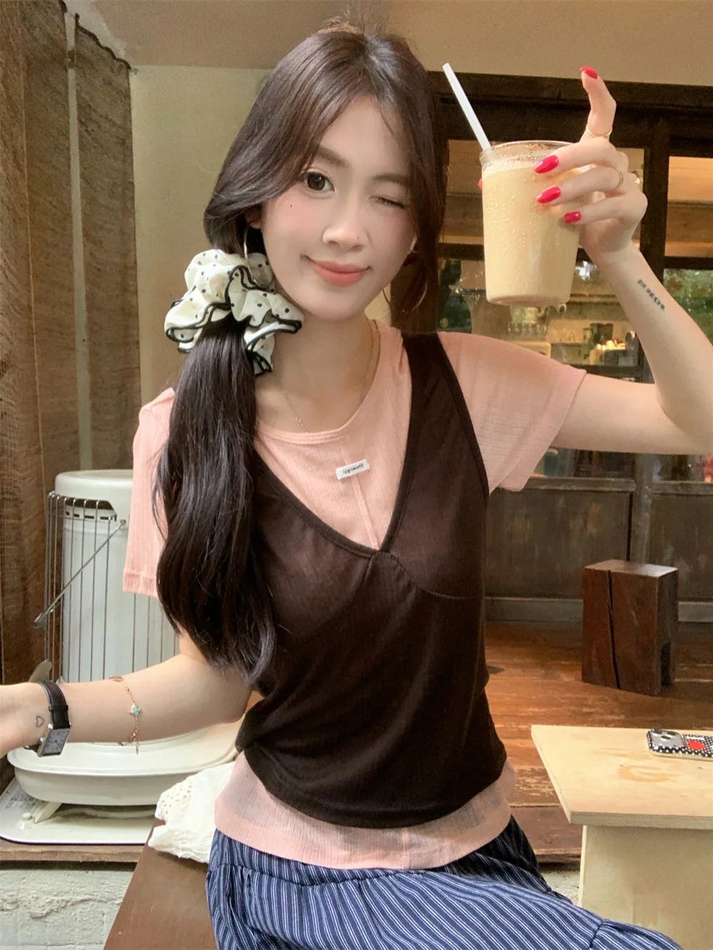 20代後半の女性が今、選ぶべき夏のコーデは？カラーブロックのTシャツとストライプスカートの三件セットが答え