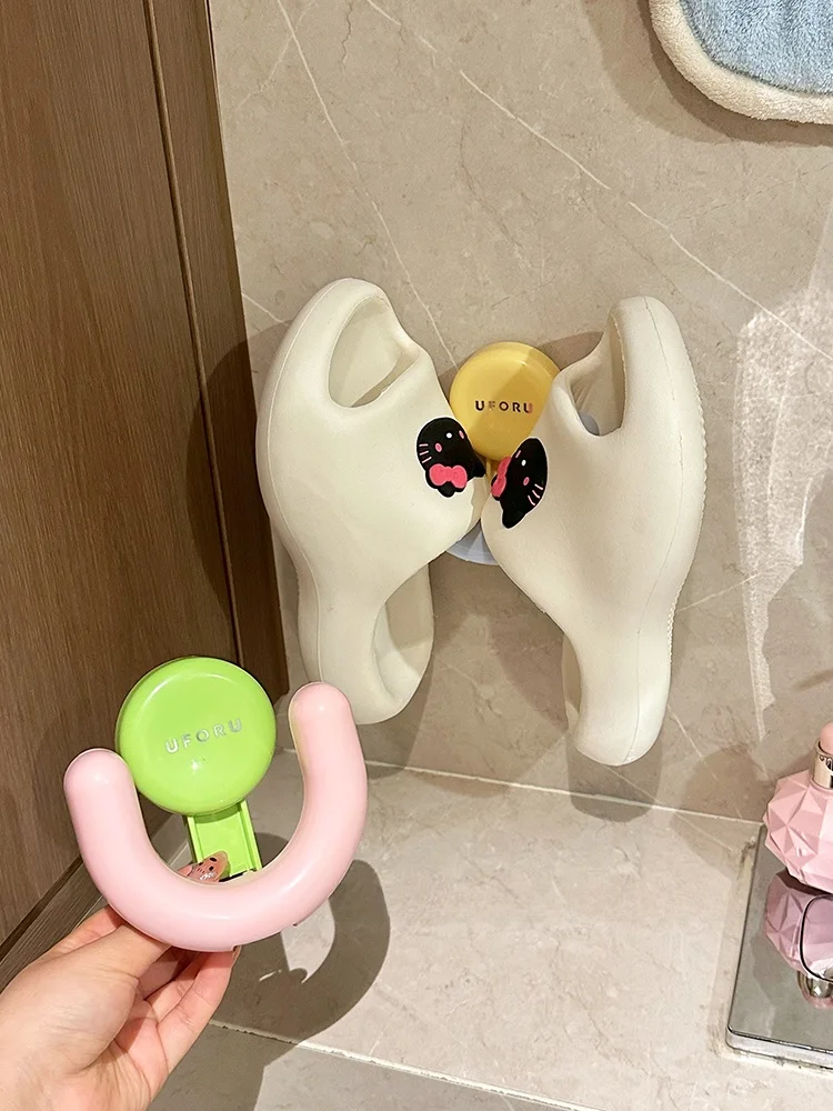 浴室用吸盤タイプのスリッパラック：水切り機能と穴あけ不要で効率的な収納を実現