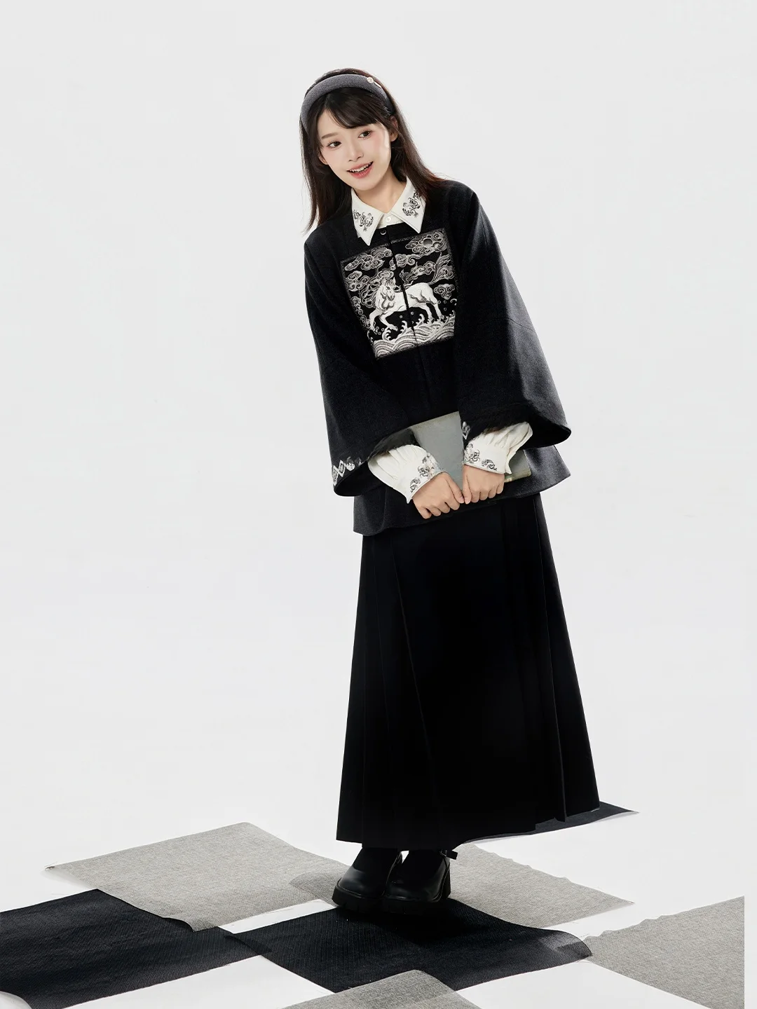 漢風刺繍入り方襟外套と馬面スカート：冬期の伝統スタイルが実用性を備えた3点セット